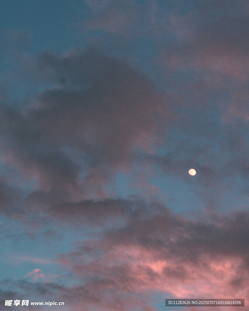 夜幕下的月亮與絢麗云彩