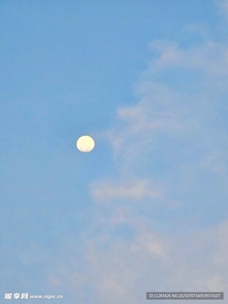 藍(lán)天中的明亮圓月