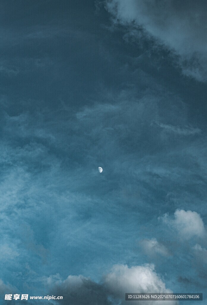 夜空下的云朵與閃爍之星