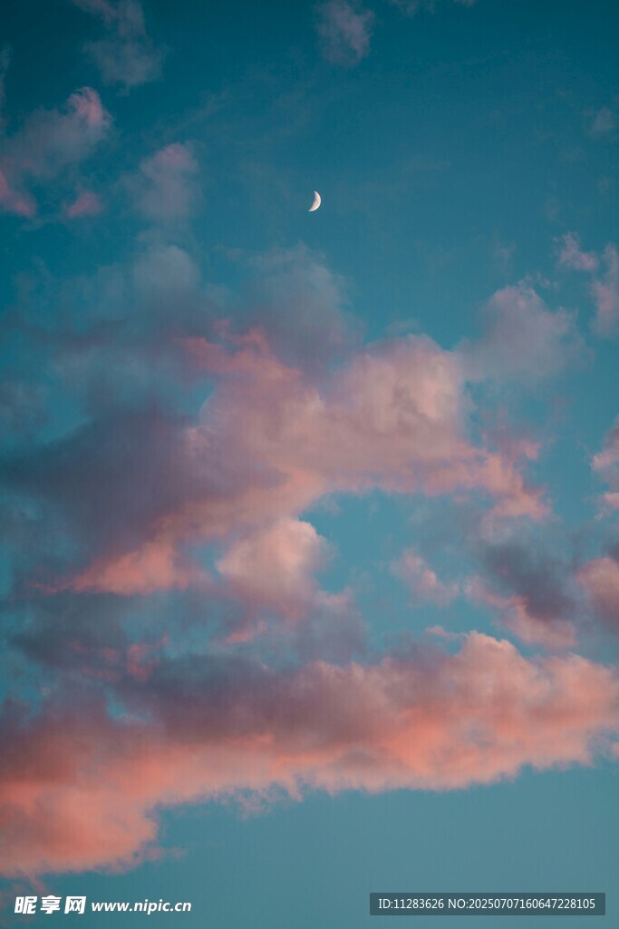 晚霞中的彎月