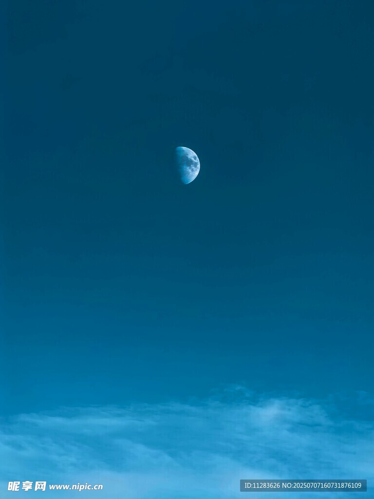 夜空中的彎彎月牙