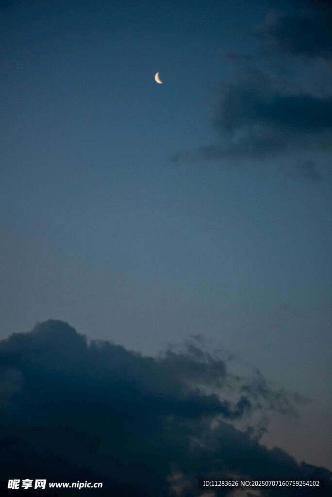 夜幕下的彎月與云朵