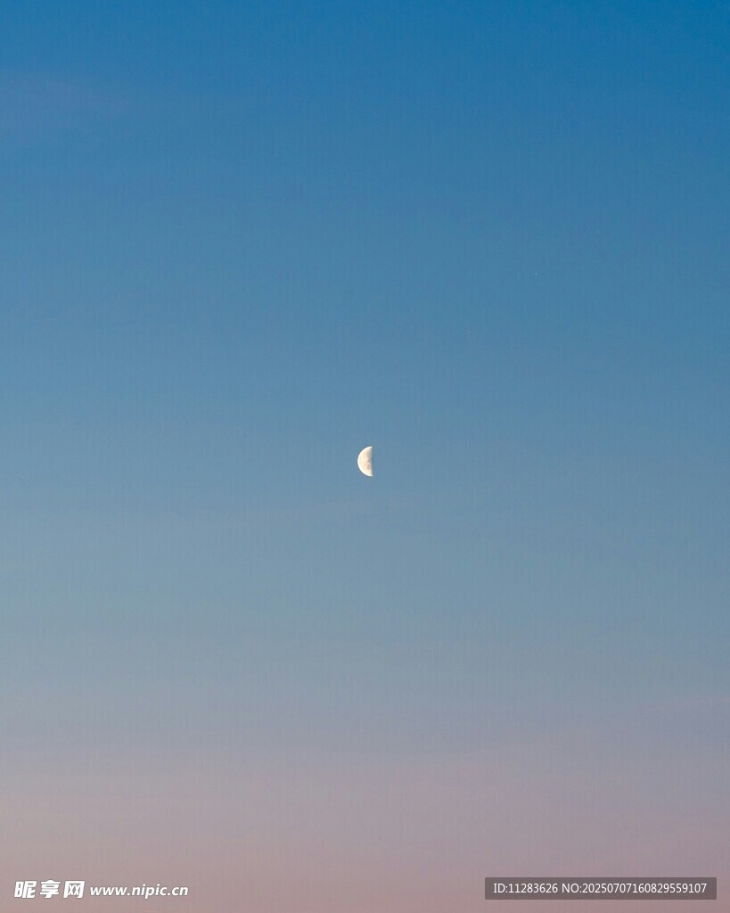 黃昏天際的孤月