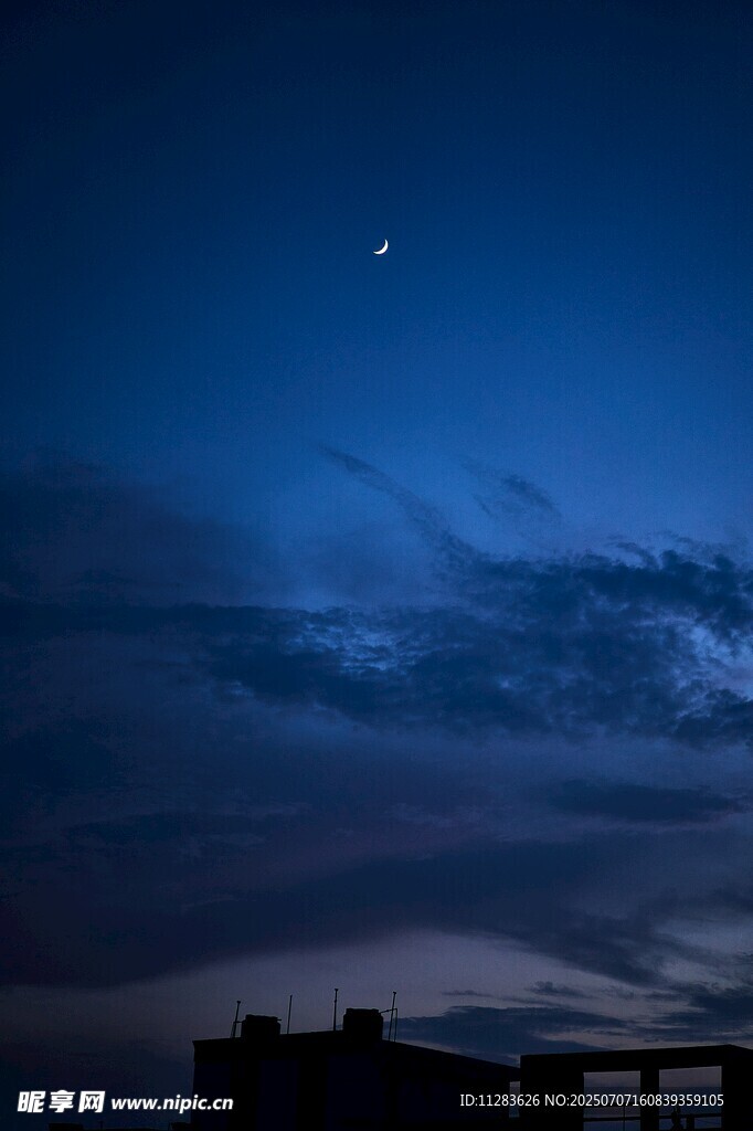 夜空下的建筑與閃爍星星