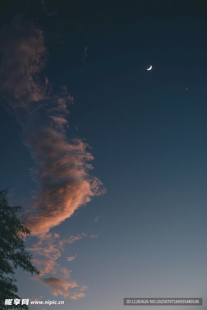 黃昏天空中的彩云與星星