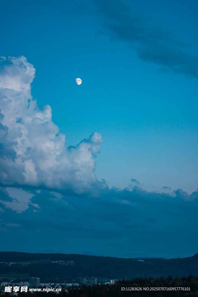 月夜下的云海與遠山