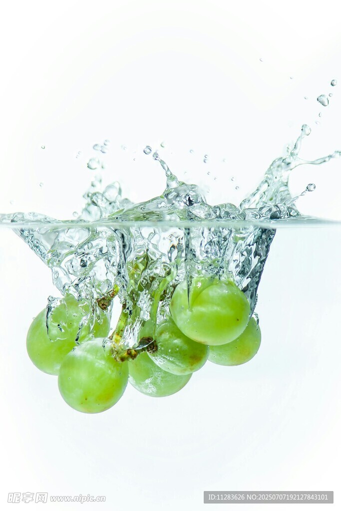 青葡萄入水瞬間水花飛濺