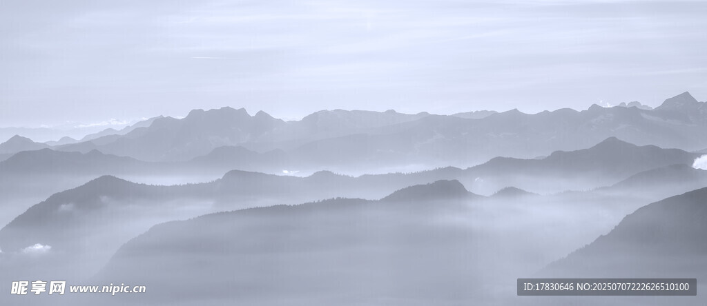 霧中群山美景