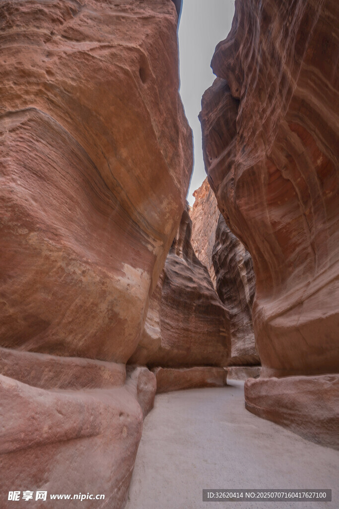 狹窄峽谷中的壯麗巖石景觀