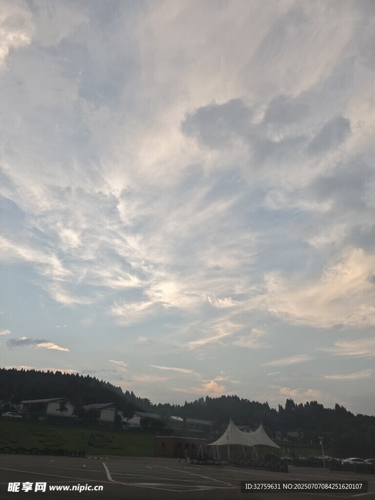 鄉(xiāng)村上空的夢(mèng)幻云彩