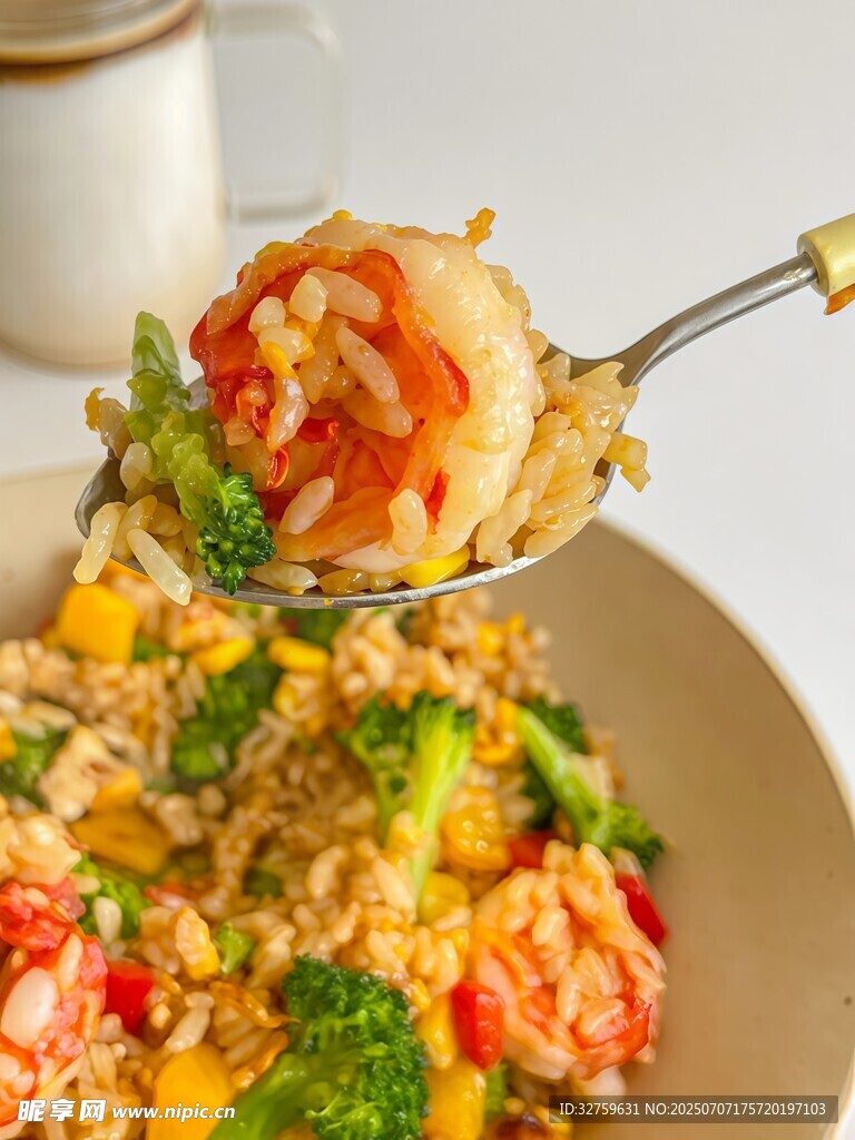 美味蔬菜炒飯一勺盛起