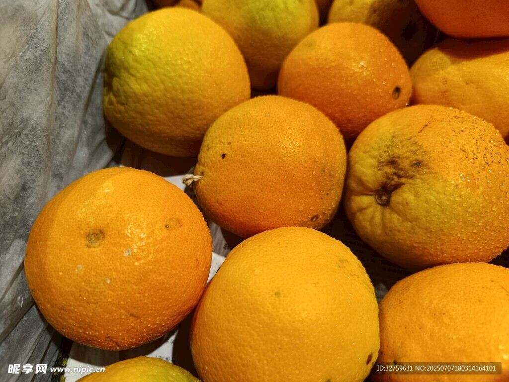木筐中的新鮮橙子