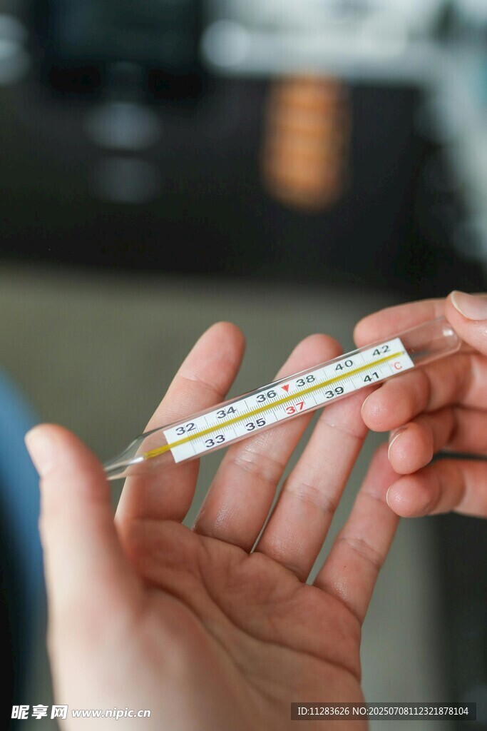 手持體溫計特寫