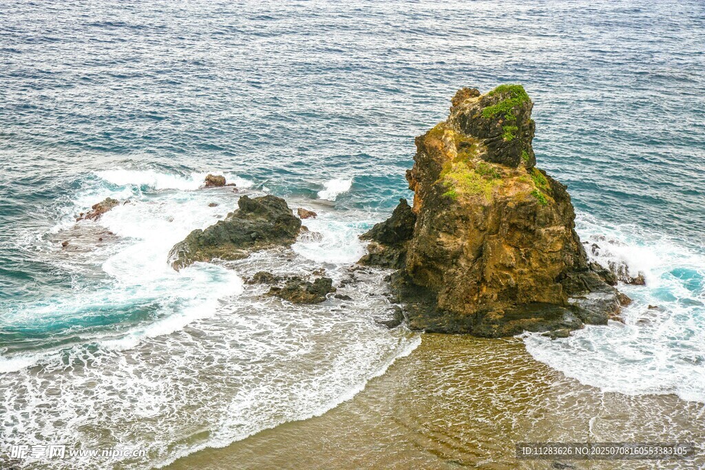 海浪拍岸之景