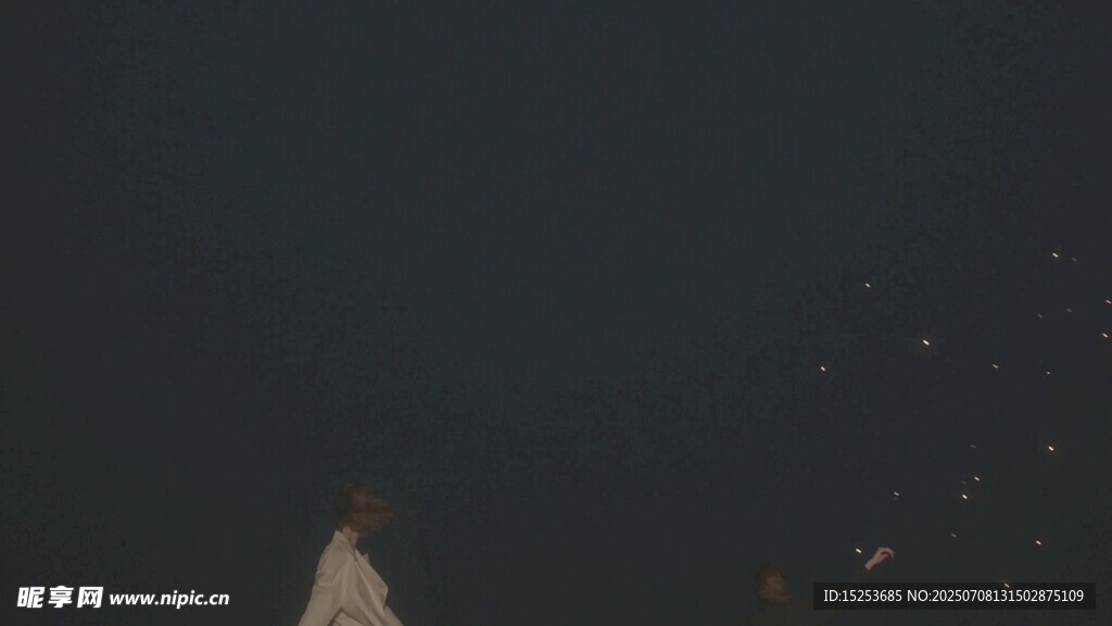 夜空下的尖頂建筑