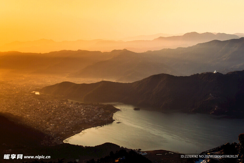 夕陽下的山水湖景風光