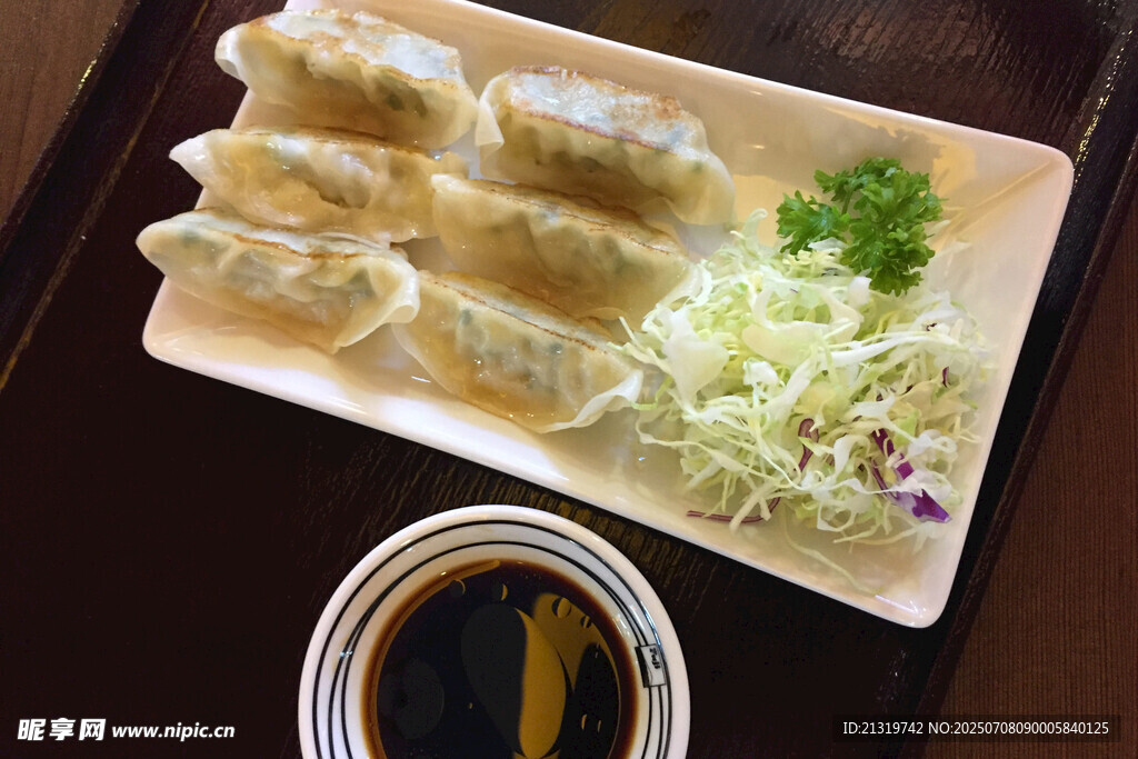 美味煎餃配蘸料與配菜
