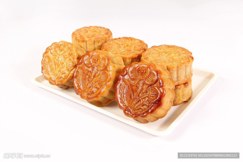 美味傳統(tǒng)月餅擺放在盤上