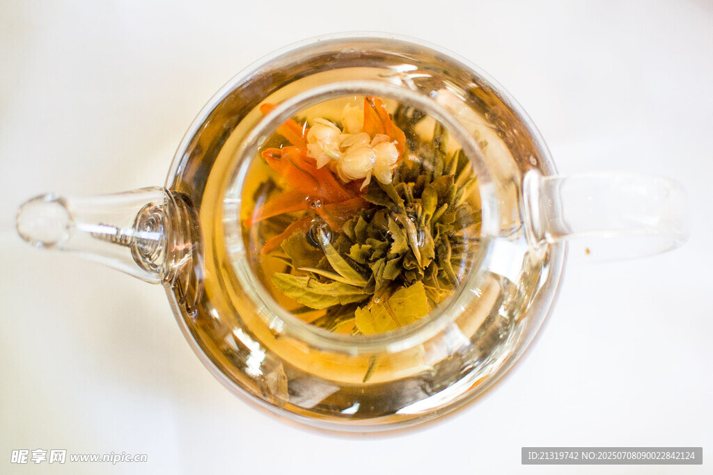 玻璃壺中的清新花草茶