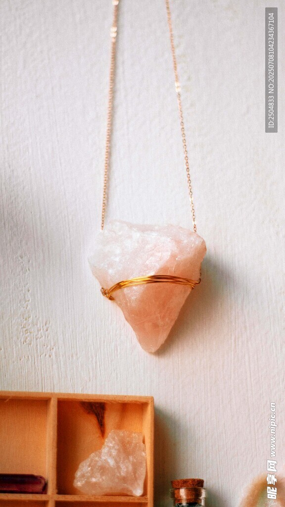 懸掛的粉色幾何形裝飾品