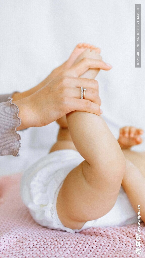 母親輕撫嬰兒小腳丫