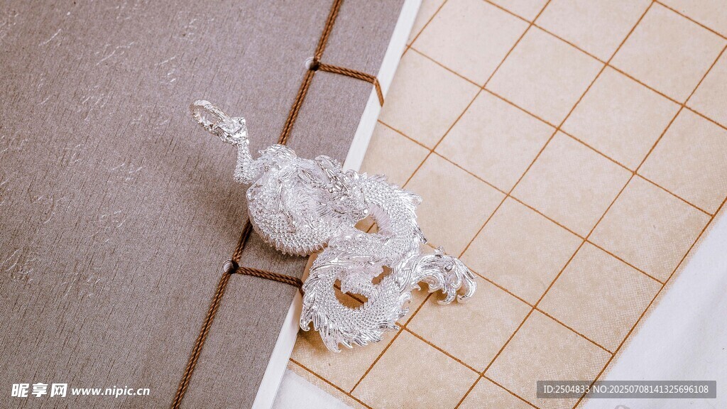 精致白色龍形飾品