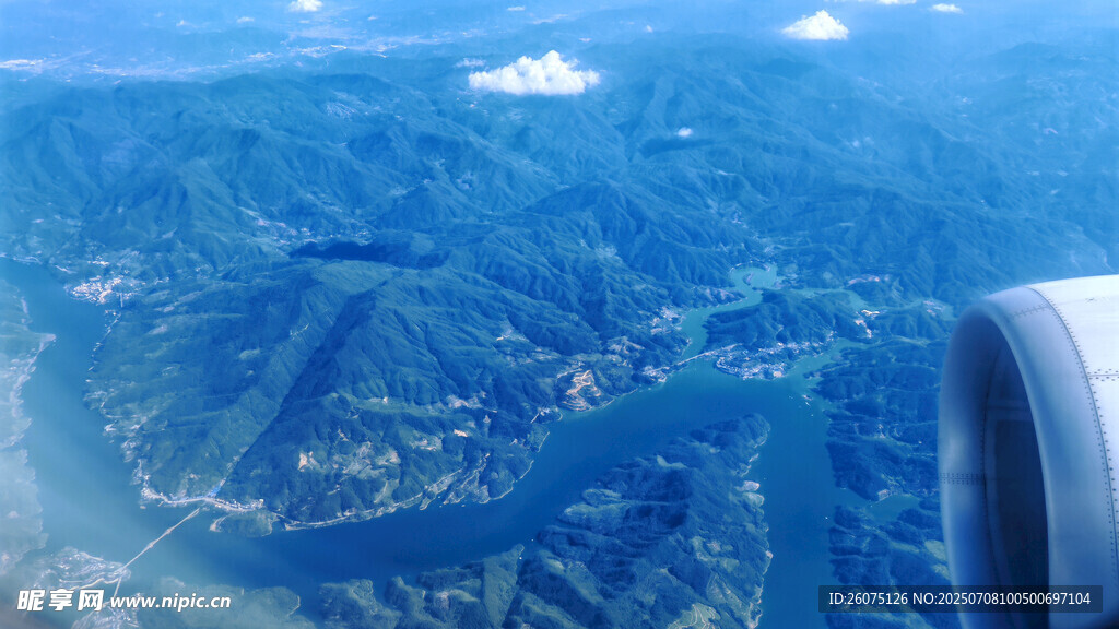 高空俯瞰山川河流美景