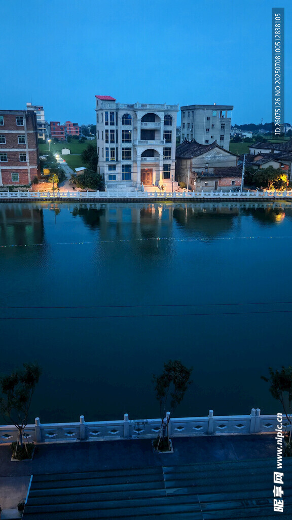 湖畔城鎮(zhèn)夜景