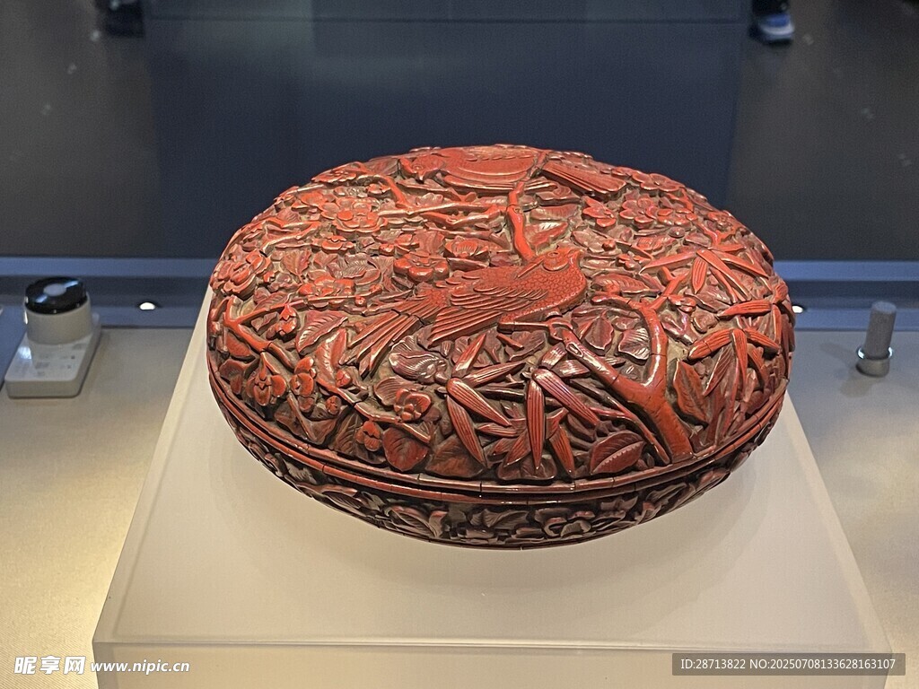 雕花紋漆盒