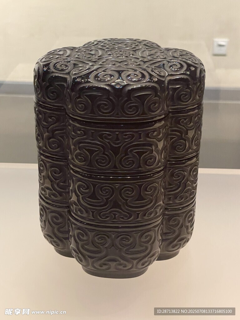 古樸雕花黑漆盒