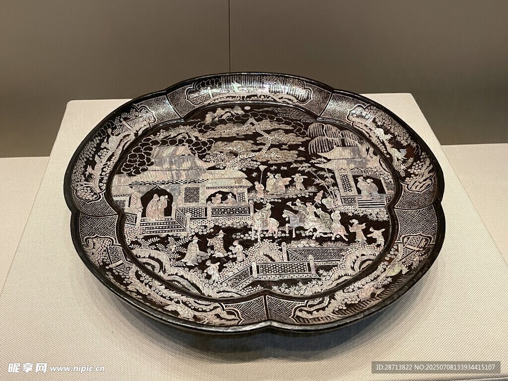 古雅山水紋黑漆嵌螺鈿花盤