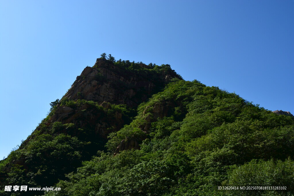 翠綠山峰映藍(lán)天