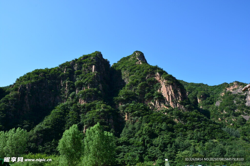 青山翠嶺 藍天映襯美景