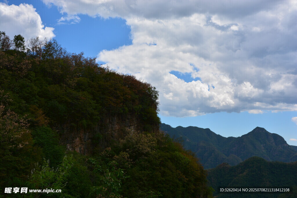 壯麗山景與藍(lán)天白云