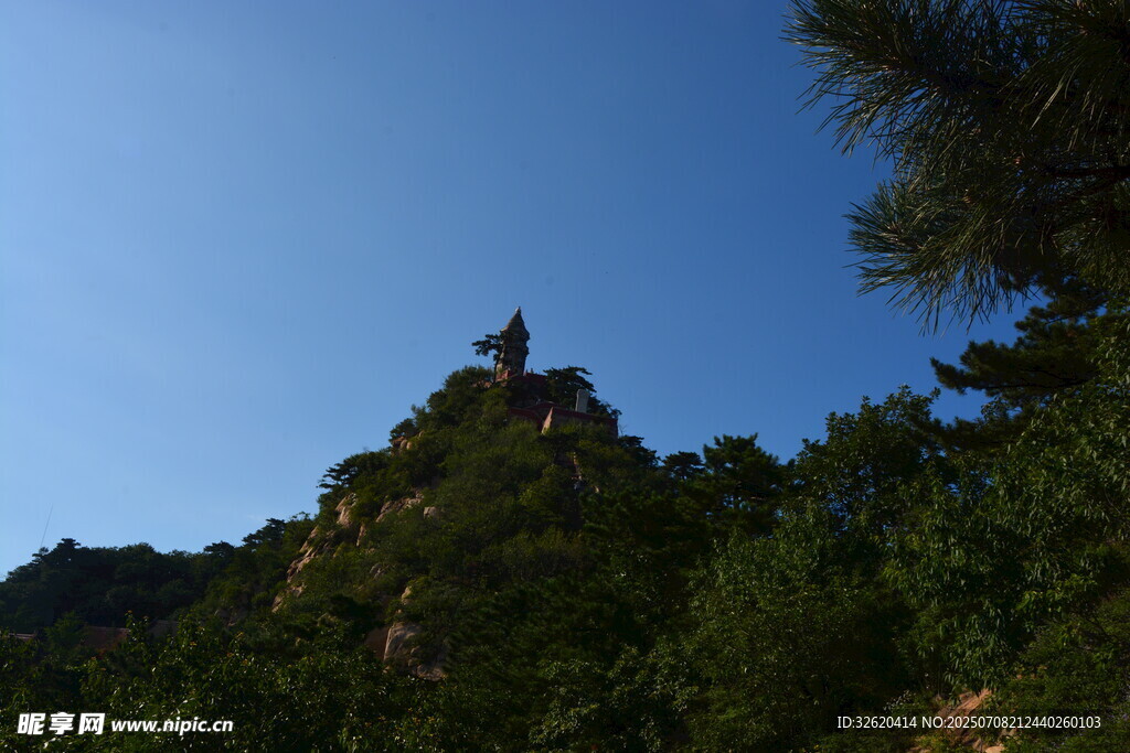 山頂建筑隱于蔥郁山林