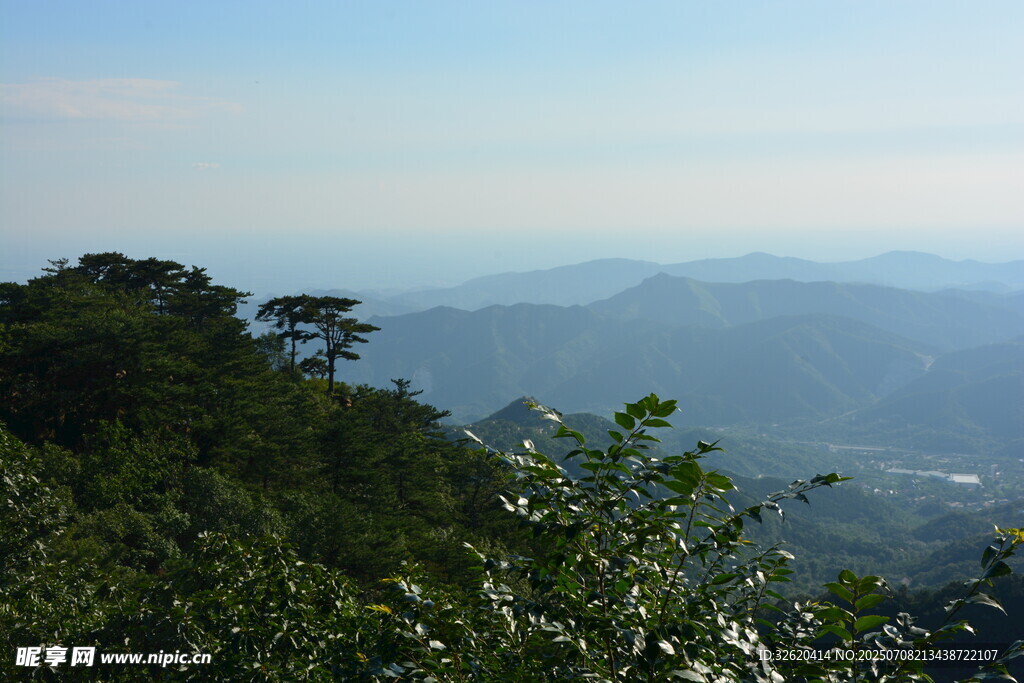 山巔綠意與遠(yuǎn)方山巒