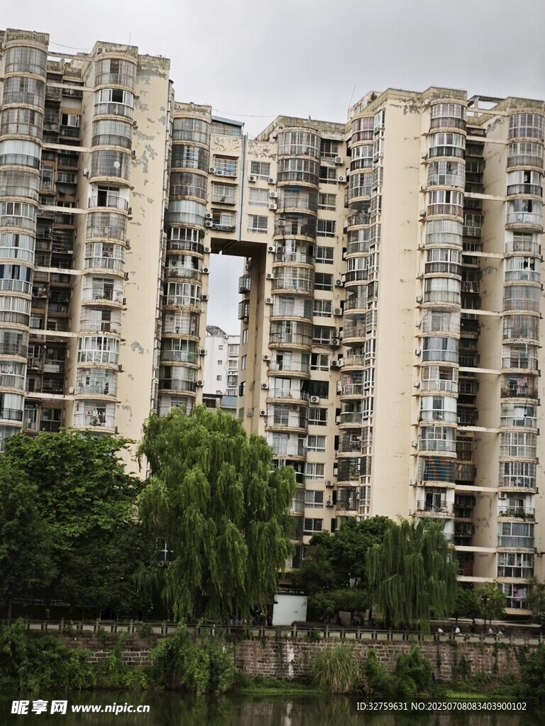 河畔高層住宅樓景觀