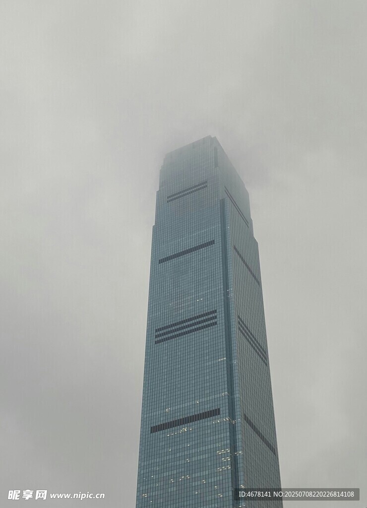 云霧中的摩天大樓