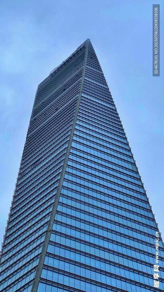 高聳入云的現(xiàn)代摩天大樓