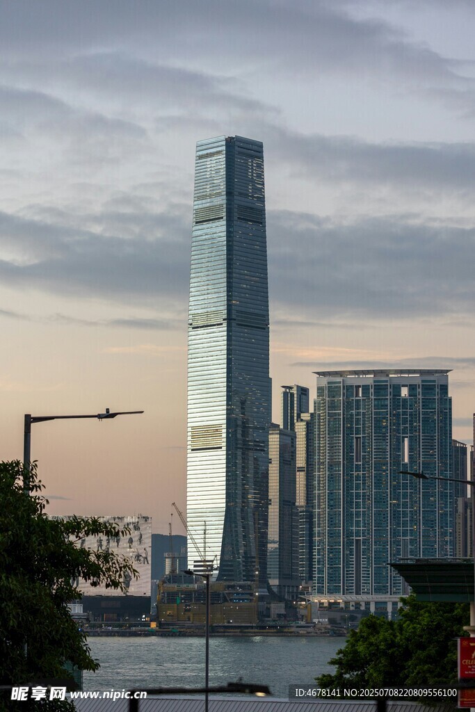城市天際線中的摩天大樓