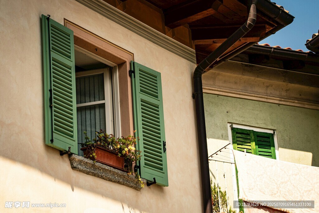 綠色百葉窗的溫馨小屋