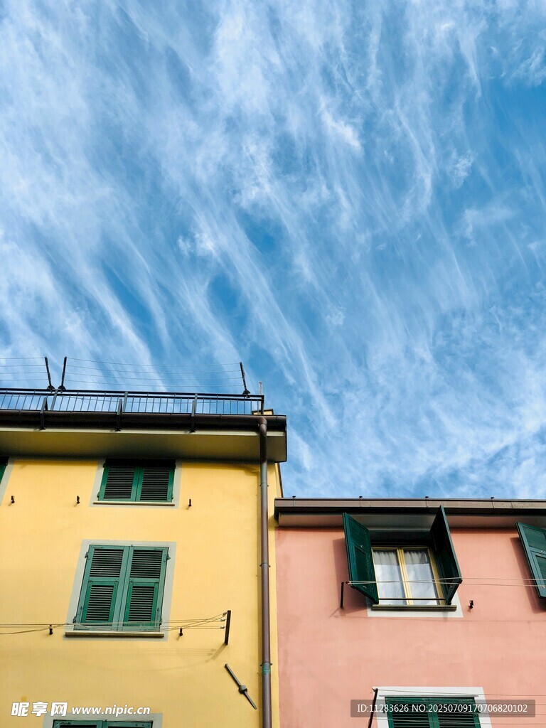 多彩房屋與蔚藍(lán)天空