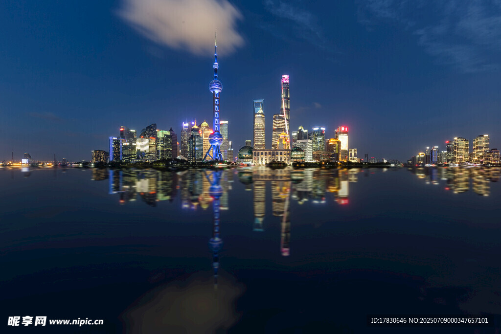 城市夜景璀璨倒影
