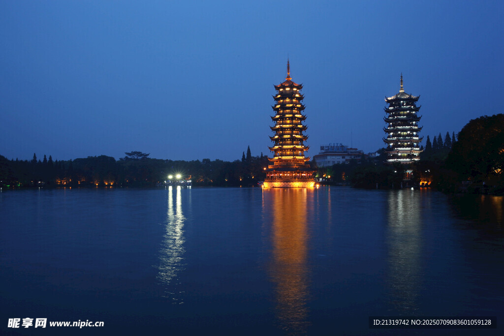 湖畔雙塔樓夜景
