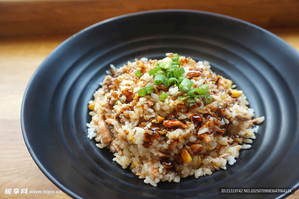 美味炒飯盛于黑色瓷盤