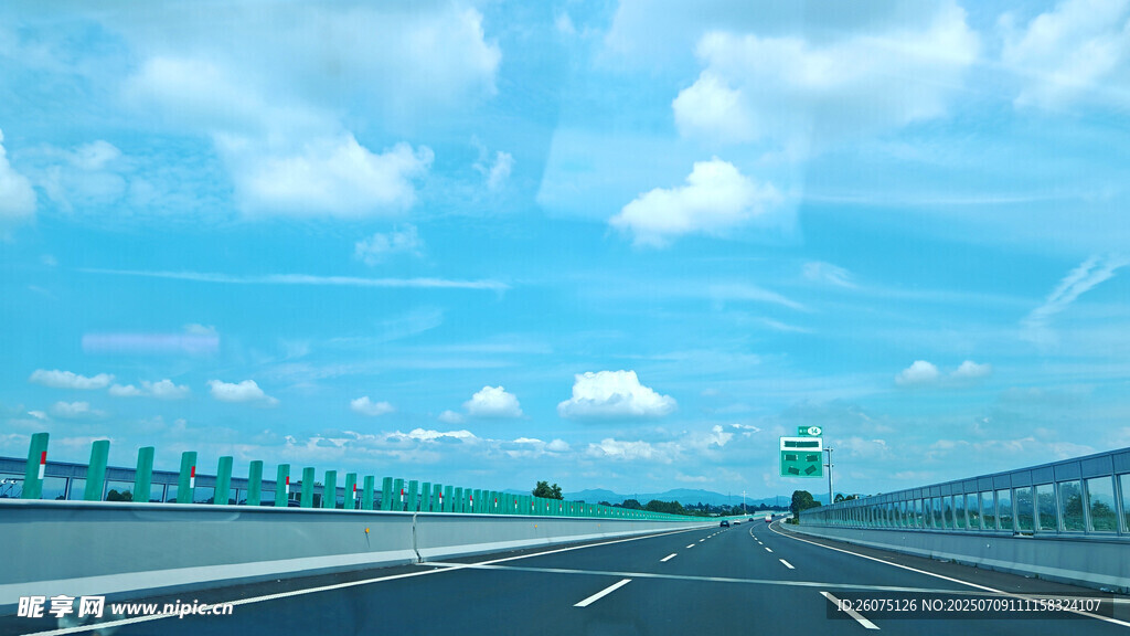 寬闊公路伸向藍(lán)天白云