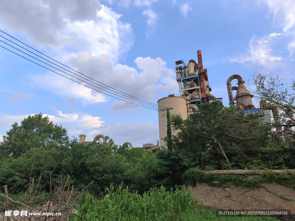 郊外廢棄工廠與蔥郁植被