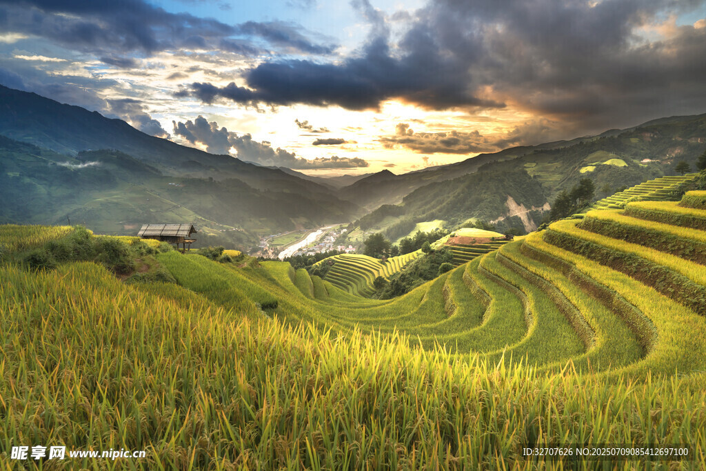 山間梯田美景