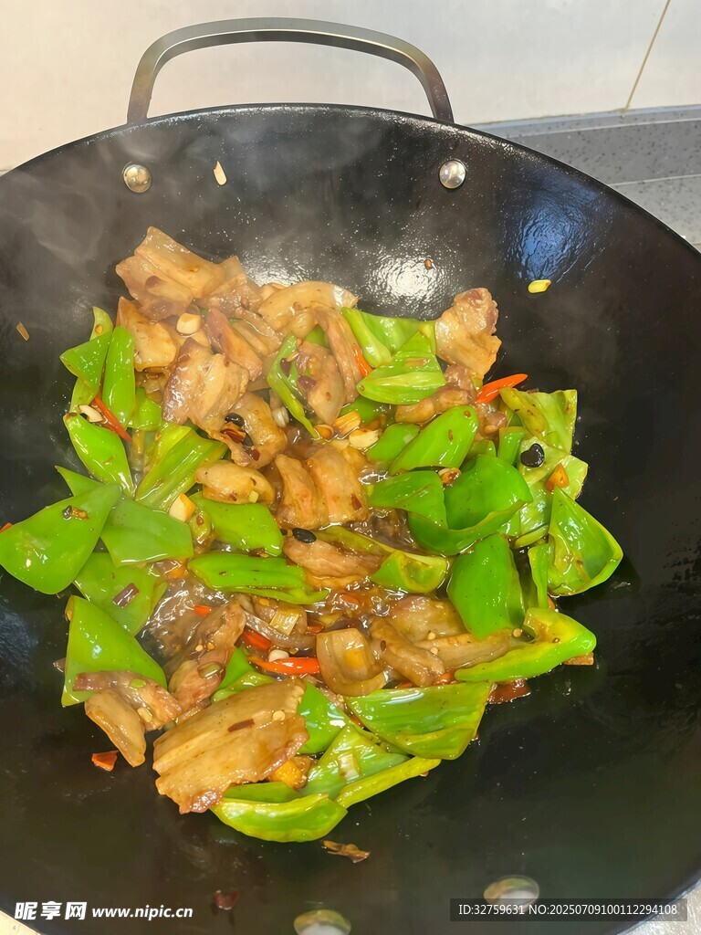 青椒炒肉烹飪畫(huà)面
