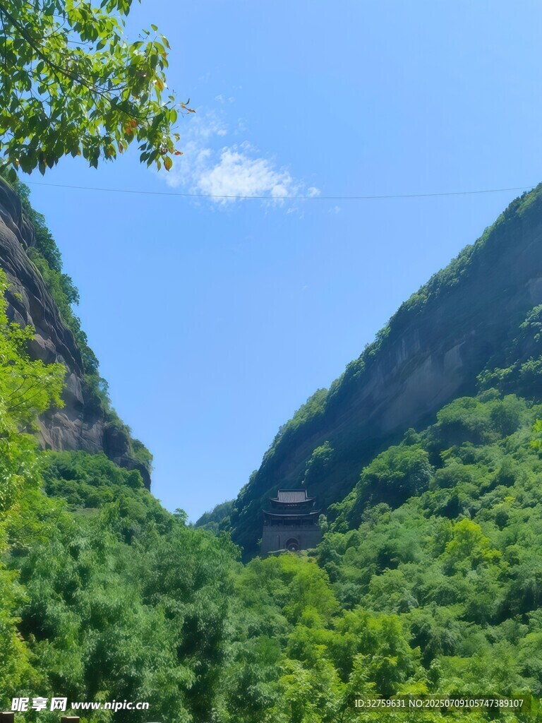青山翠谷間的自然美景